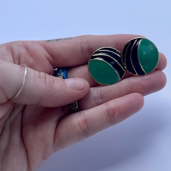Vintage black, gold, and green circle stud push-back earrings - Picture 6 of 6